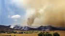 Smoke and flames encroach upon homes and ranches on the eastern front of the High Park fire near Laporte, Colorado June 10, 2012. A wind-driven wildfire burning in a rugged Colorado canyon spread out of control, forcing hundreds of people to evacuate and one person in the fire zone was reported missing, officials said on Sunday. REUTERS/Marc Piscotty (UNITED STATES - Tags: DISASTER ENVIRONMENT) Published: Čer. 10, 2012, 9:38 odp.