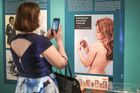 Foto: Není to až neslušné? Výstava v Praze obnažuje českou náklonnost k erotice