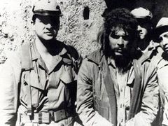 Podle Rodrigueze (vlevo) se Guevara při slovech "pozor, vyletí ptáček" nejprve usmál, zvážněl prý teprve, když se přesvědčil, že ho doopravdy fotí.