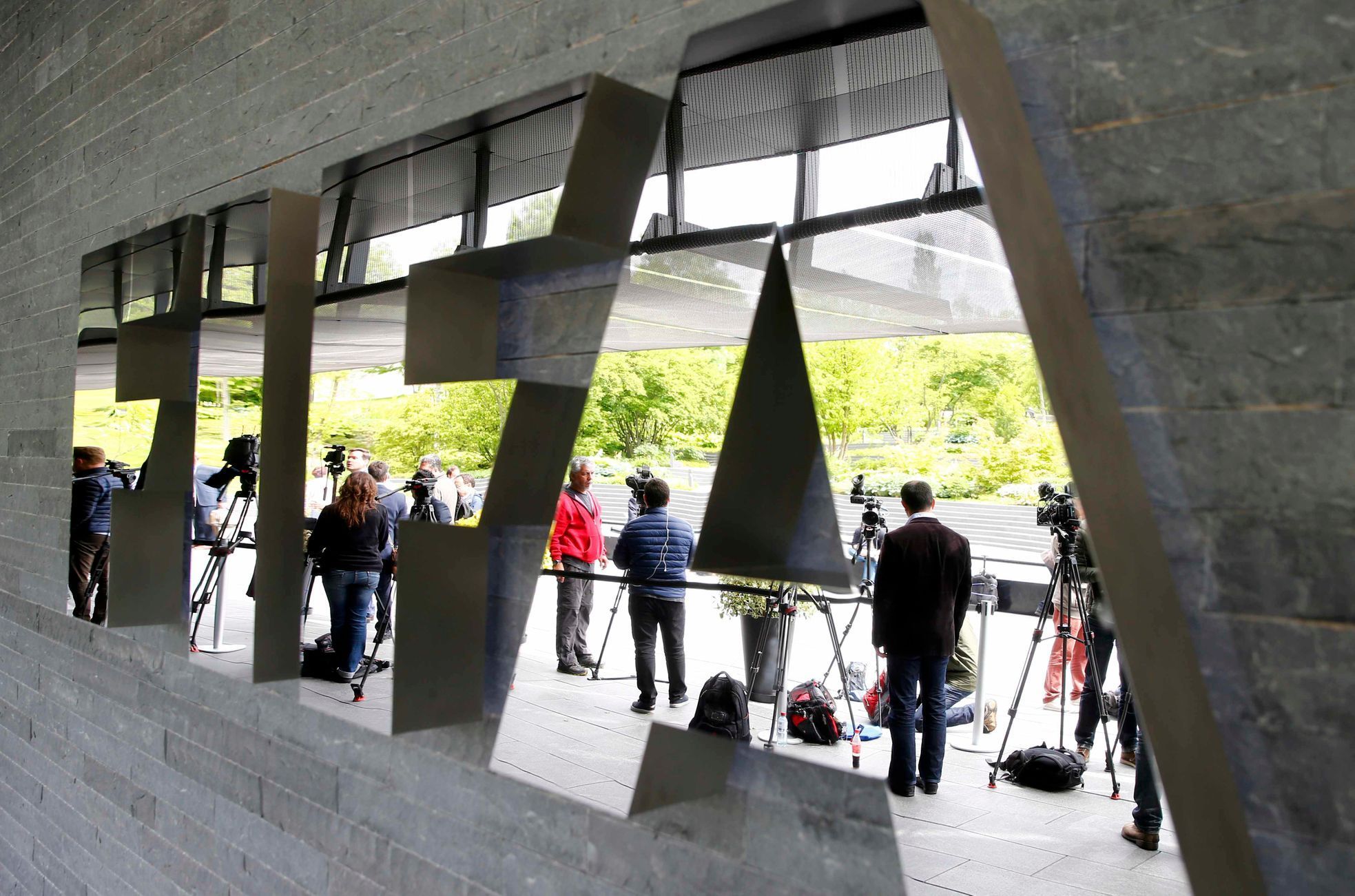 Novináři před sídlem FIFA v Curychu.