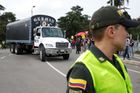 Foto: Tak blízko, ale cesta je zablokovaná. U Venezuely čekají kamiony s jídlem