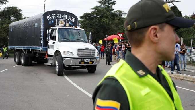 Kolumbijská policie dohlíží na kamiony, které mají převézt humanitární pomoc do Venezuely.