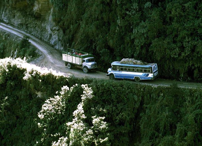 Cestu v roce 1995 pokřtili na Nejnebezpečnější silnici světa, je dlouhá cca 60 km a je místem, kde v minulosti každoročně tragicky zakončily svůj život až 3 stovky lidí.