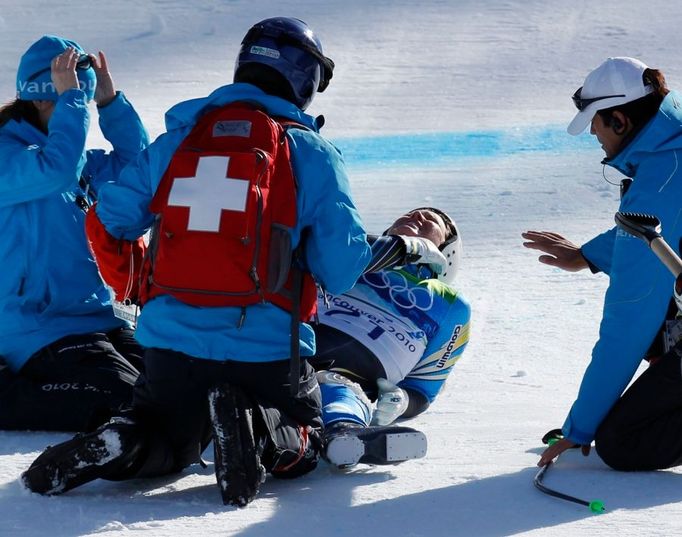 Lidé nejsou ptáci - Je neuvěřitelné, že po tak drastickém pádu odešla po svých. "Mohla umřít," řekl otec Anders Pärson. Nejvážnějšími následky bylo pohmožděné levé lýtko, v němž došlo k menšímu vnitřnímu krvácení, tvrdě naražené levé stehno a modřiny po celém těle. "Největší na zadku," usmívala se lyžařka už v dobrém rozmaru.