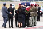 Přílet padlých vojáků na letiště Ruzyně, pieta, rakve