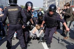 Na demonstracích v Moskvě zasahovali i ruští kozáci, rozháněli lidi biči