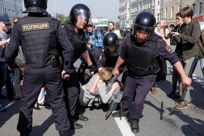 Policie v Moskvě zasahuje proti demonstrantům