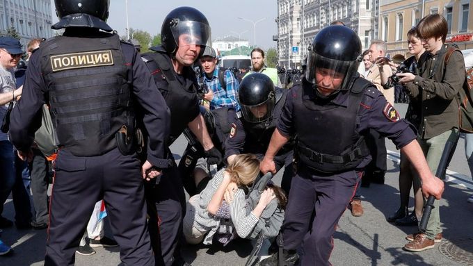 Policie v Moskvě zasahuje proti demonstrantům