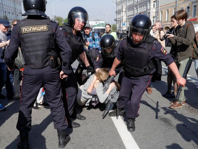 Policie v Moskvě zasahuje proti demonstrantům