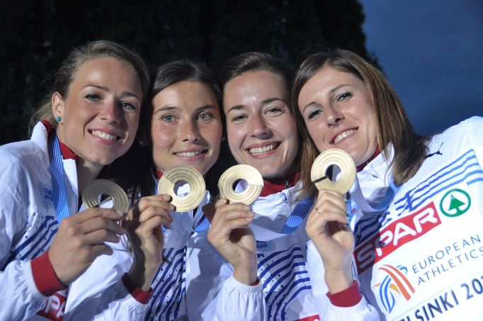 Zuzana Bergrová (zleva), Jitka Bartoničková, Denisa Helceletová a Zuzana Hejnová pózují se stříbrnými medailemi z ME 2012.