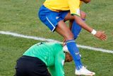 Brazilec Robinho v návalu radosti po vstřelení druhé branky do sítě USA na poháru FIFA přeskakuje překonaného brankáře Howarda.