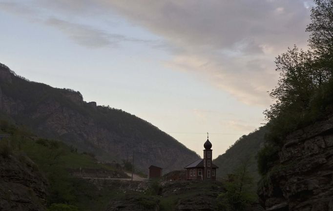 A mosque is seen in Argun Gorge in Chechnya, April 29, 2013. The naming of two Chechens, Dzhokhar and Tamerlan Tsarnaev, as suspects in the Boston Marathon bombings has put Chechnya - the former site of a bloody separatist insurgency - back on the world's front pages. Chechnya appears almost miraculously reborn. The streets have been rebuilt. Walls riddled with bullet holes are long gone. New high rise buildings soar into the sky. Spotless playgrounds are packed with children. A giant marble mosque glimmers in the night. Yet, scratch the surface and the miracle is less impressive than it seems. Behind closed doors, people speak of a warped and oppressive place, run by a Kremlin-imposed leader through fear. Picture taken April 29, 2013. REUTERS/Maxim Shemetov (RUSSIA - Tags: SOCIETY POLITICS RELIGION) ATTENTION EDITORS: PICTURE 37 OF 40 FOR PACKAGE 'INSIDE MODERN CHECHNYA'. SEARCH 'REBUILDING CHECHNYA' FOR ALL IMAGES Published: Kvě. 1, 2013, 8:28 dop.