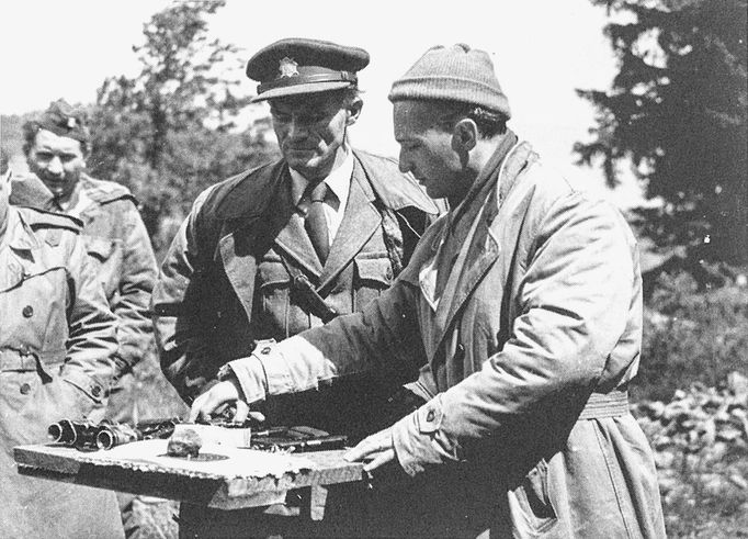 Fotografie z natáčení propagandistického filmu Krále Šumavy (1958-1959), který v roce 1959 uvedl do kin režisér Karel Kachyňa.