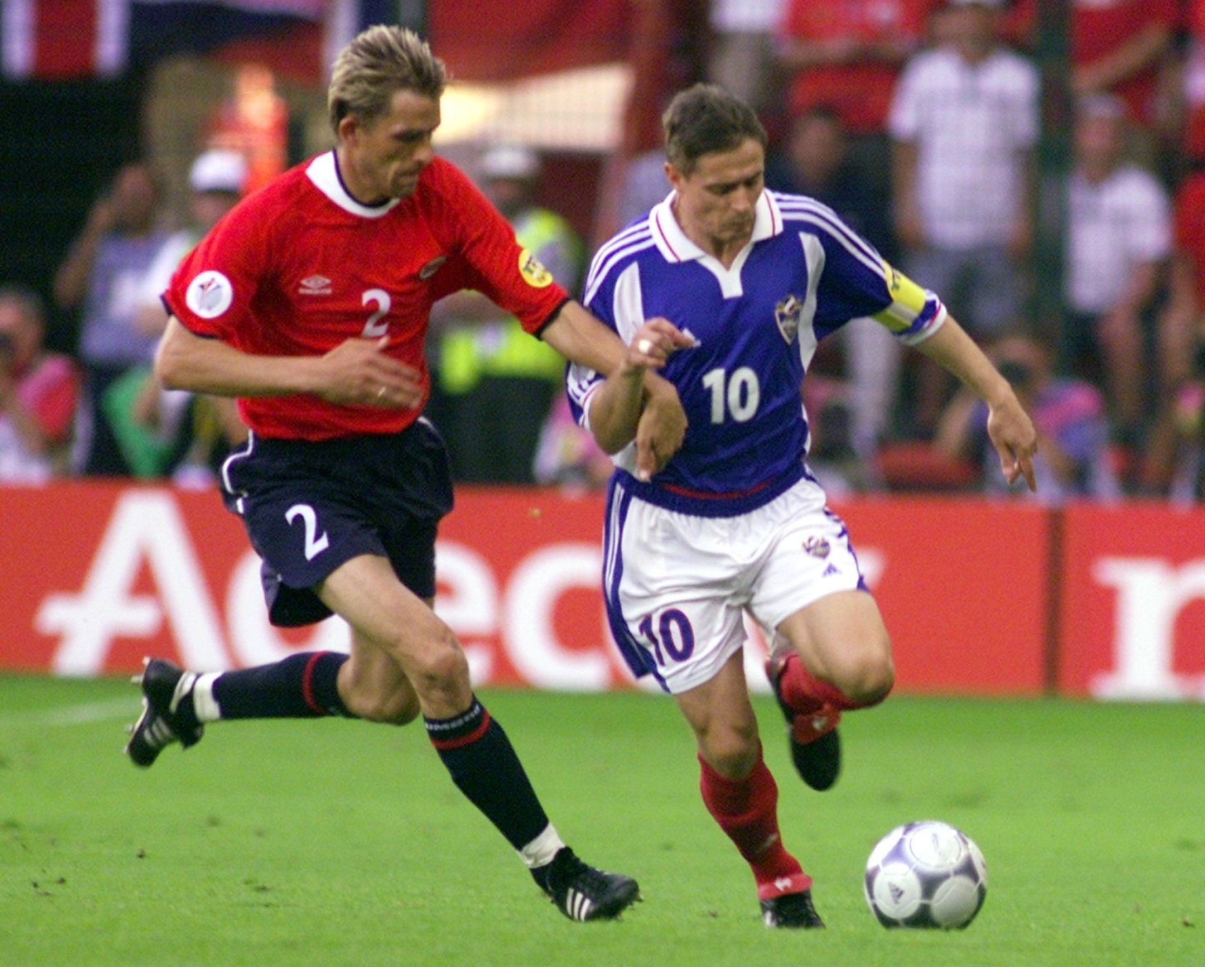 Andre Bergdolmo (Norsko) a Dragan Stojkovič (Jugoslávie) na Euru 2000