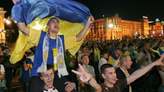 Emoce na tribunách, emoce v ulicích