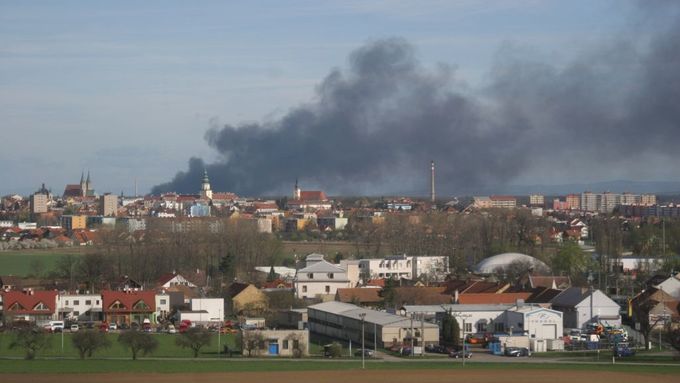 Požár vypukl v Chropyni 8. dubna, hasilo ho 70 jednotek.