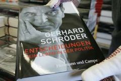 Kancléř Schröder vrací v memoárech úder