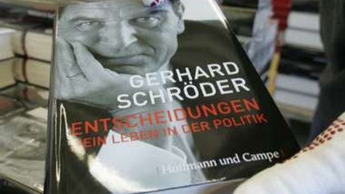 Gerhard Schröder se dnes stává dalším bývalým politikem, který vydá své paměti.