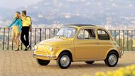 Fiat 500 (1957-1975) – Roztomilé italské Cinquecento se vyrábělo osmnáct let a za tu dobu vznikly téměř čtyři milionu kusů. Auto pomohlo po válce rozhýbat Itálii i další evropské země.