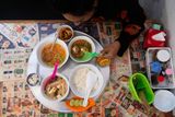 Místo toho se orientují na domácí vietnamská jídla, která se obvykle sdílejí z několika mističek. Snaží se ctít tamní kulturu stolování, Vietnamci si na rozdíl od Čechů dávají se společným jídlem na čas.
