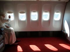 Po přistání v USA: Benedikt XVI. mává z okýnka vatikánského letounu.