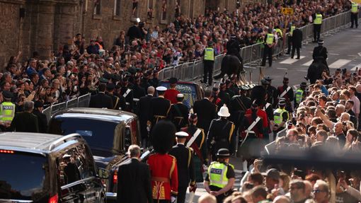 Smuteční průvod s rakví zesnulé britské královny Alžběty II. Za vozem kráčí král Karel III. se svými sourozenci, princeznou Anne a princi Edwardem a Andrewem.