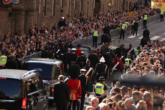 Smuteční průvod s rakví zesnulé britské královny Alžběty II. Za vozem kráčí král Karel III. se svými sourozenci, princeznou Anne a princi Edwardem a Andrewem.