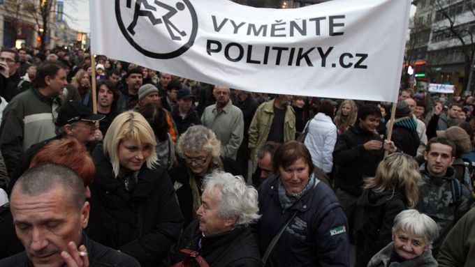 První demonstrace proti pražské koalici proběhla 17. listopadu