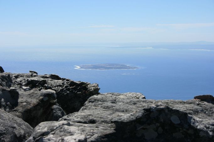 Robben Island dělí od pevniny asi deset kilometrů (pohled na ostrov z vrcholu Stolové hory, dominanty Kapského Města)