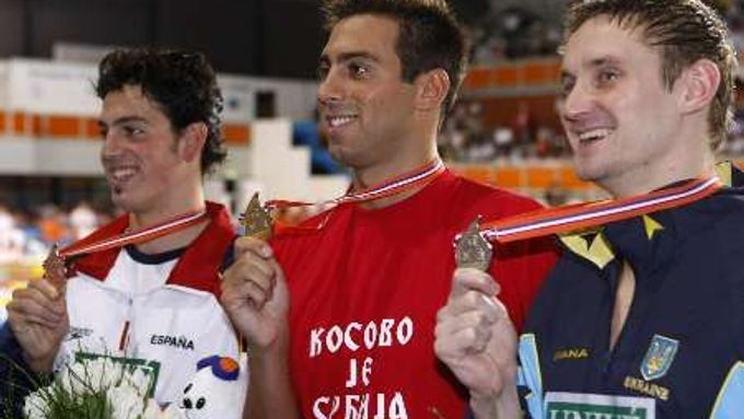 Srbský plavec Milorad Čavič při (uprostřed) v tričku s nápisem "Kosovo je Srbsko" při vyhlašování vítězů na 50m motýlkem na ME v Eindhovenu.