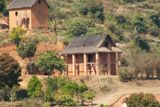 Za městem se již krajina mění. Takto vypadají domy v okolí města Fianarantsoa.