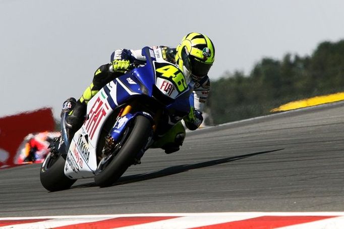 Valentino Rossi (#46, Yamaha) v náletu do obtížné zatáčky přes horizont před Kawasaki tribunou, která byla nejvíce hlučná při průjezdech závodníků na zelených strojích a právě Valentina Rossiho.