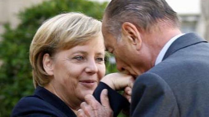 Jacques Chirac vítá spolkovou kancléřku Angelu Merkelovou.