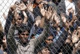 Na snímku uprchlíci v táboře Moria na řeckém ostrově Lesbos. V posledních měsících je mezi nimi čím dál míň Syřanů. Převažují Afghánci nebo Pákistánci.
