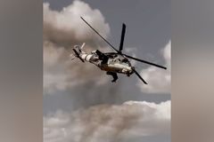 První záběry českého vrtulníku na Ukrajině. Na videu odpaluje rakety