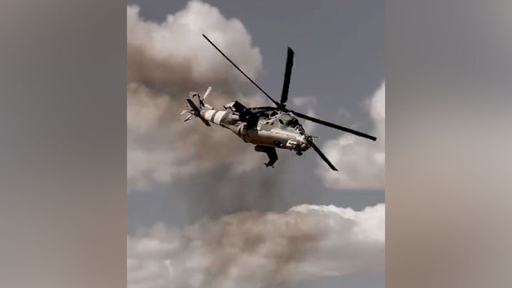 První záběry českého vrtulníku na Ukrajině. Na videu odpaluje rakety; Zdroj foto: Aktuálně.cz/Twitter/UkrArmyBlog