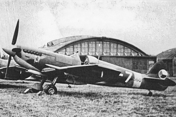 Letouny Supermarine  Spitfire  Mk. IX / S-89. Snímek pořízený cca po roce 1945.