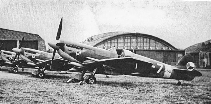 Letouny Supermarine  Spitfire  Mk. IX / S-89. Snímek pořízený cca po roce 1945.