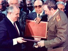 V dobách, kdy mu ještě patřil svět (respektive jeho polovina) - s kubánským vůdcem Fidelem Castrem