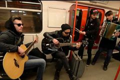 VIDEO Kapela Mandrage zahrála cestujícím v pražském metru