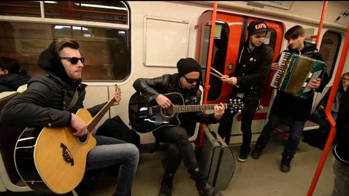 Kapela Mandrage koncertuje v metru