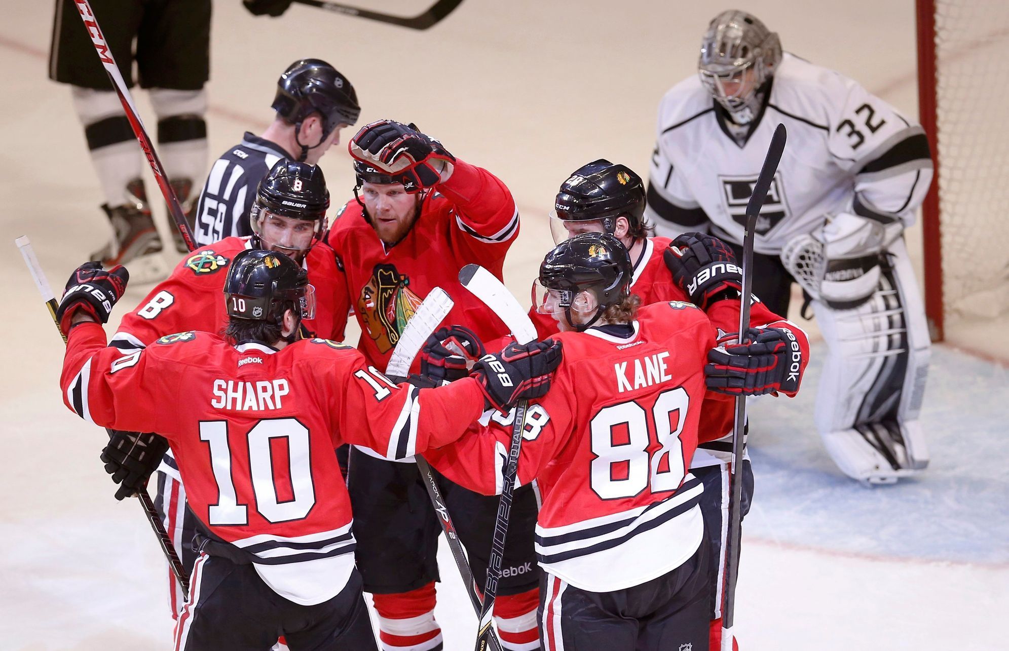 Hokejisté Chicaga se radují z gólu do sítě Los Angeles v play off NHL 2013