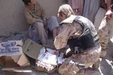 Lékařka českých vojáků ošetřuje Afghánce, pro něhož je lékařská péče zcela nedostupná. Podobných zákroků i operací mají čeští lékaři za sebou tisíce.