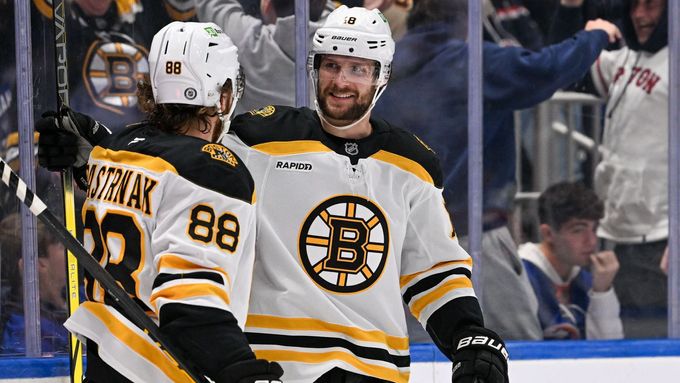 Čeští útočníci Bostonu David Pastrňák a Pavel Zacha slaví gól v síti Islanders