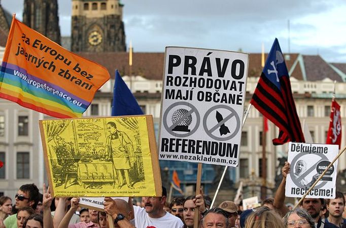 Konečně u cíle. Demonstranti přinesli transparenty až na Hradčanské náměstí.