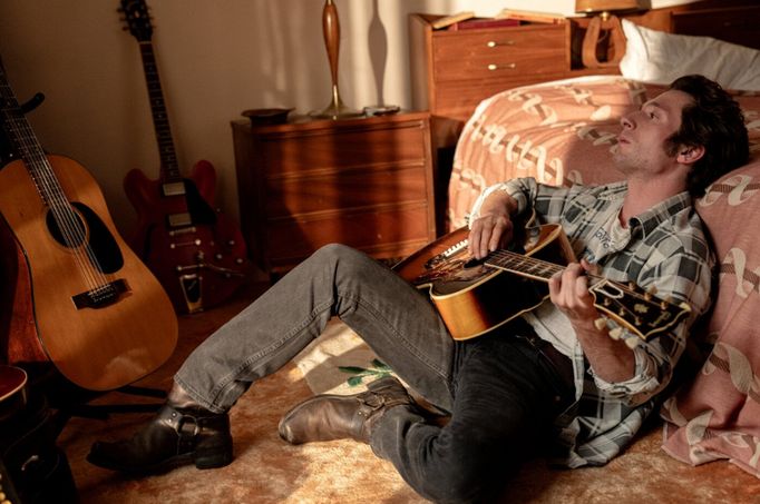 Jeremy Allen White jako Bruce Springsteen ve filmu Springsteen: Vysvoboď mě z neznáma.