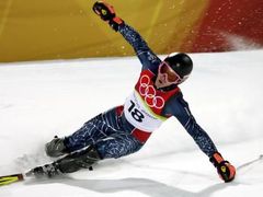 Ted Ligety z USA slaví po zisku zlaté medaile v olympijské.