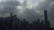 Centrum Hongkongu pod mraky, ale nad místní ekonomikou se rozhodně nesmráká.