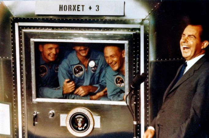 Neil Armstrong, Michael Collins a Buzz Aldrin s prezidentem Richardem Nixonem 24. 7. 1969