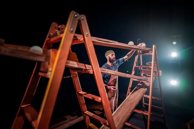 Ve své pouliční show Llar spojuje dřevěnou architekturu s cirkusovým uměním, žonglováním a fyzickým divadlem a vypráví o hledání útočiště, bezpečí a stability.